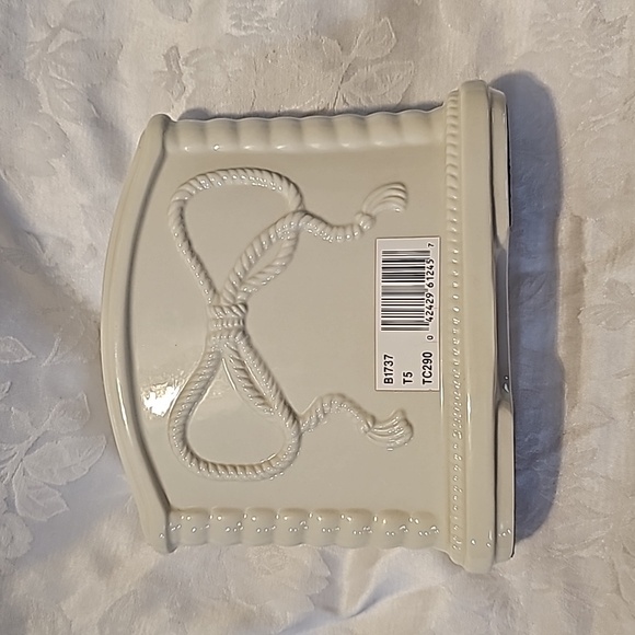 Bulova Quartz Porcelain White Floral Decorative Mantle Desk Clock. - Picture 4 of 4